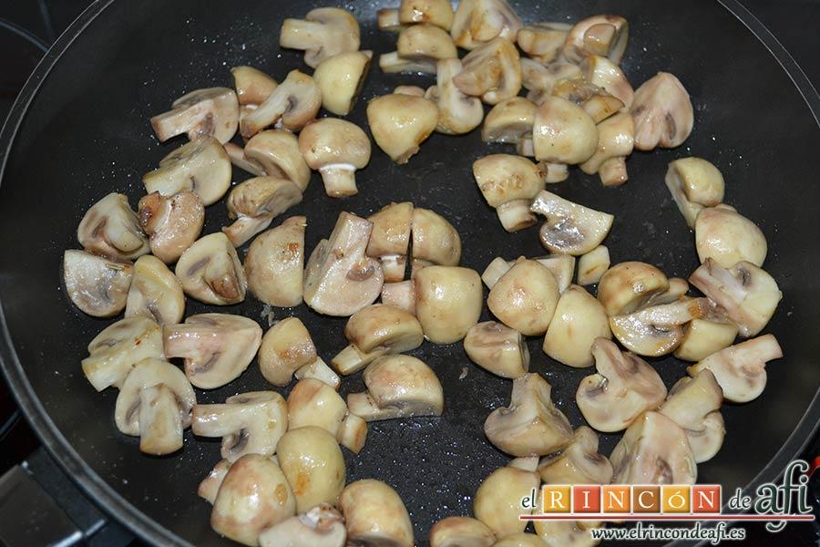 Butifarra espacarrada, salteamos los champiñones