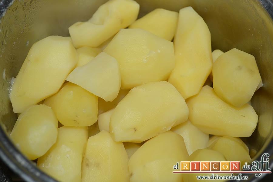 Butifarra espacarrada, cogemos las papas sancochadas