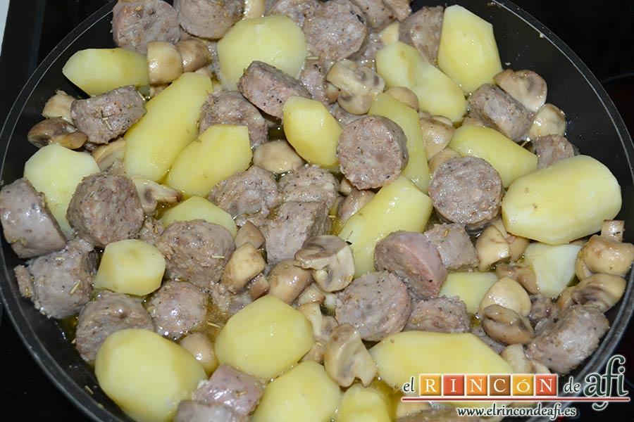Butifarra espacarrada, añadimos las papas al guiso