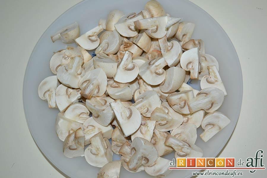 Butifarra espacarrada, troceamos los champiñones en cuartos