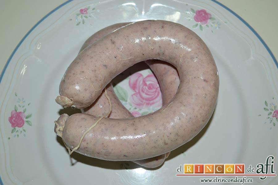 Butifarra espacarrada, retiramos la piel de las butifarras