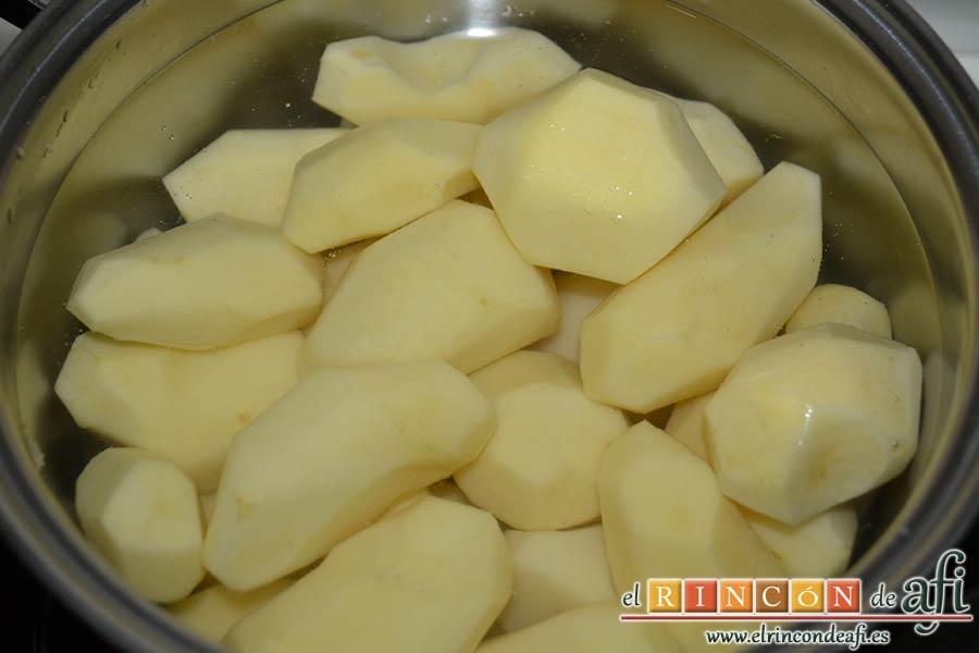 Butifarra espacarrada, hervimos las papas peladas con sal