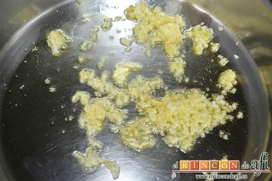 Butifarra espacarrada, salteamos los ajos pelados y machacados