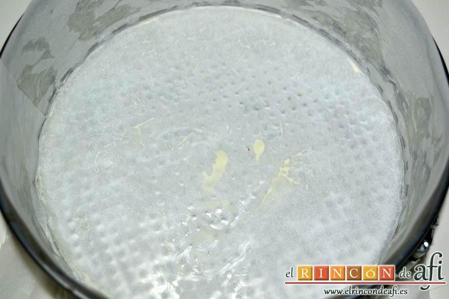 Tarta de queso sin horneado con galletas tipo Oreo, preparar el molde con papel de horno y mantequilla