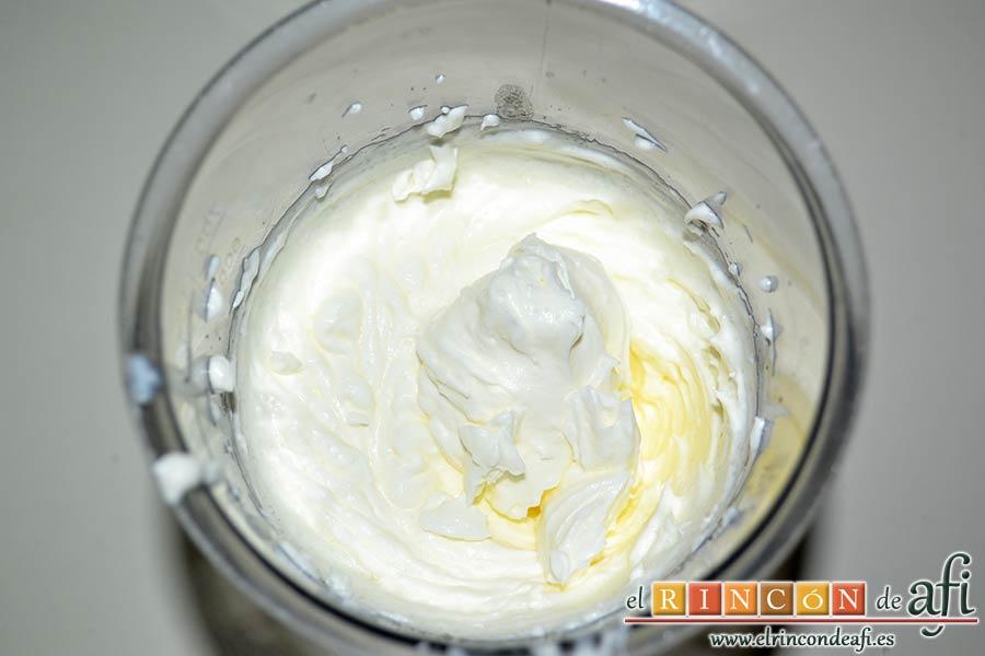 Tarta de queso sin horneado con galletas tipo Oreo, terminar de montar