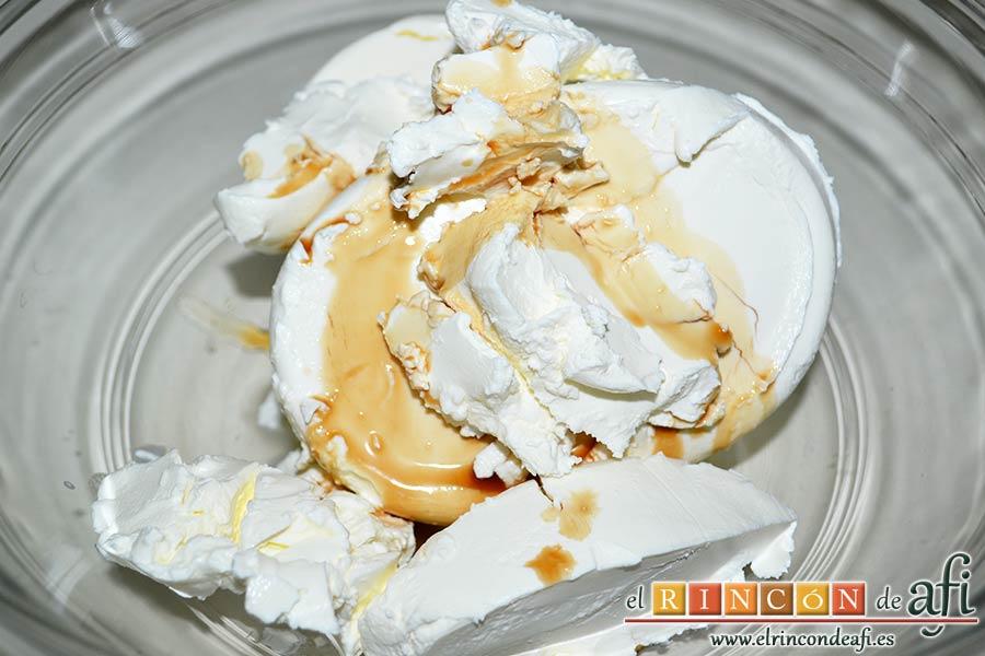 Tarta de queso sin horneado con galletas tipo Oreo, en otro bol echar el queso crema escurrido y el extracto de vainilla