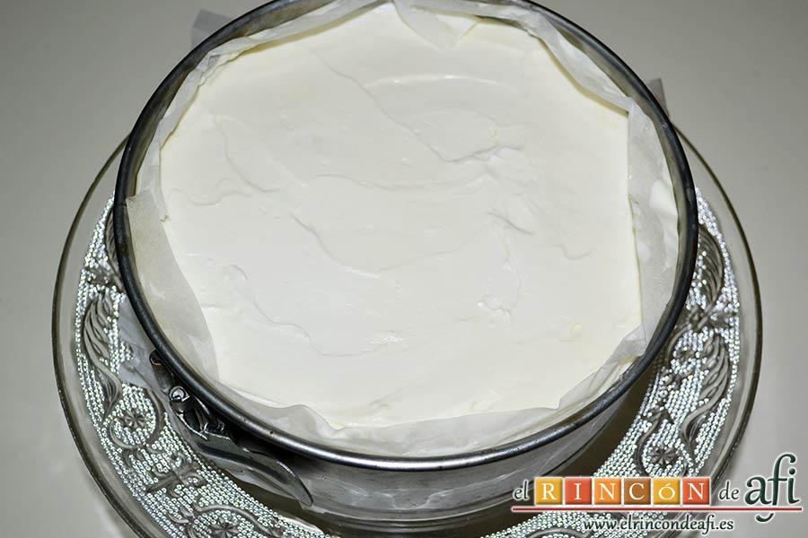 Tarta de queso sin horneado con galletas tipo Oreo, refrigerar y ponerla sobre la bandeja de presentación