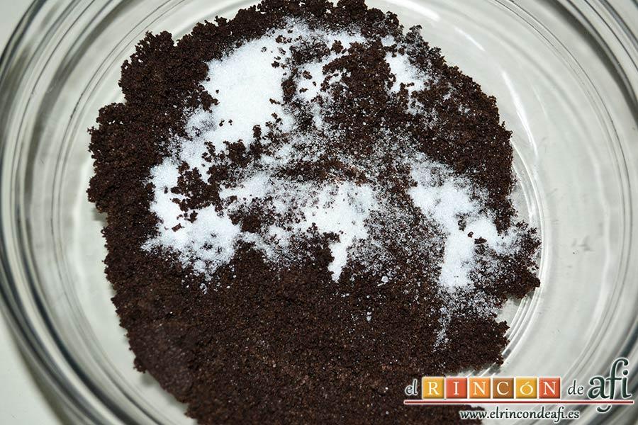 Tarta de queso sin horneado con galletas tipo Oreo, cuando tengan una textura arenosa las ponemos en un bol con el azúcar