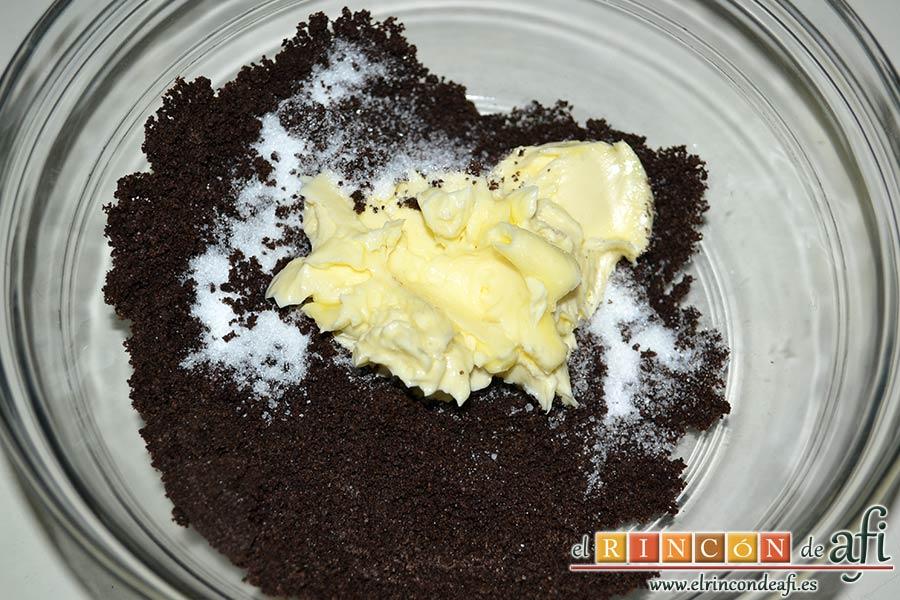 Tarta de queso sin horneado con galletas tipo Oreo, añadir la mantequilla en pomada