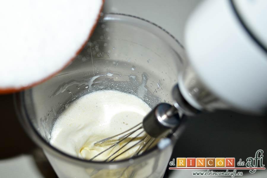 Tarta de queso sin horneado con galletas tipo Oreo, batir la nata (crema de leche) bien fría con varillas eléctricas