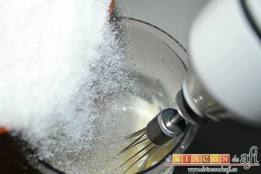 Tarta de queso sin horneado con galletas tipo Oreo, cuando empiece a montar añadir el azúcar