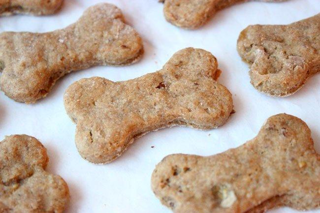 Galletas pequeñas para perros de mantequilla de maní y plátano