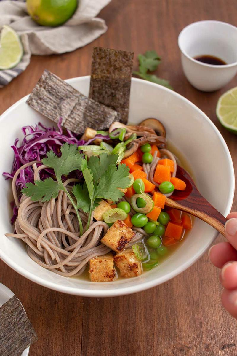 ramen vegano de tofu y verduras
