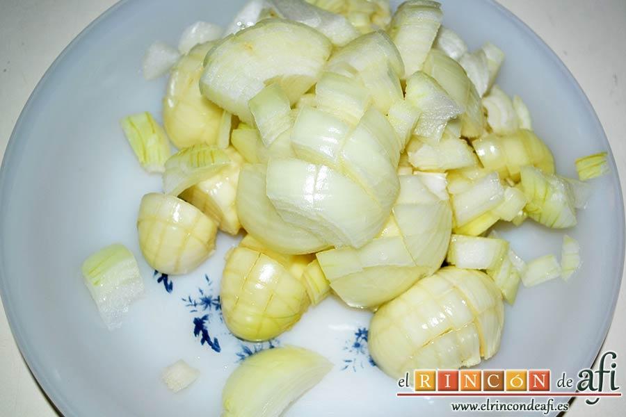 Macarrones del Cardenal, picar las cebollas en trozos grandes