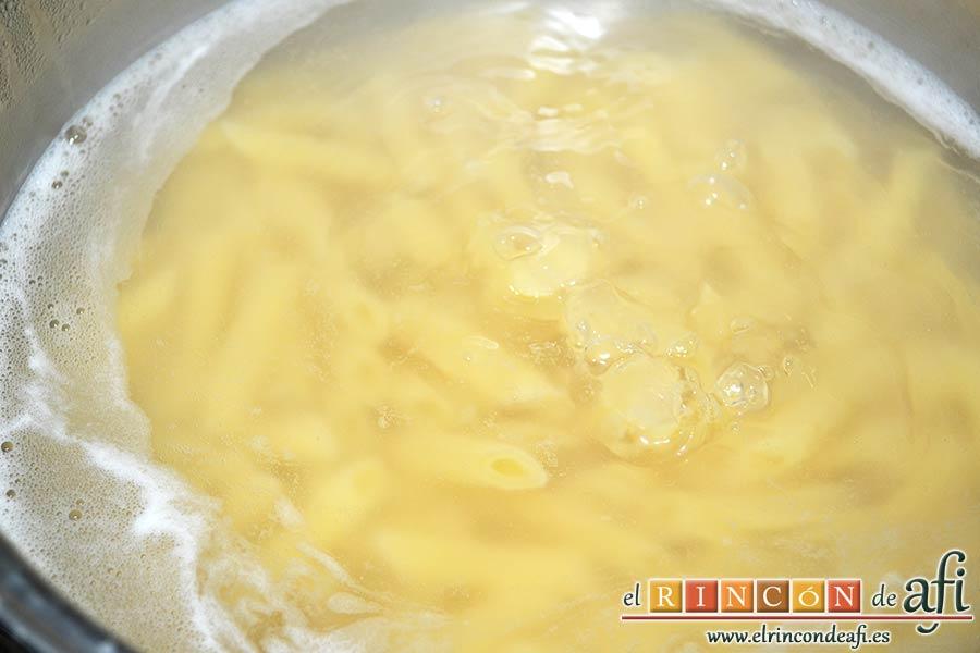 Macarrones del Cardenal, hacer la pasta en agua hirviendo con sal