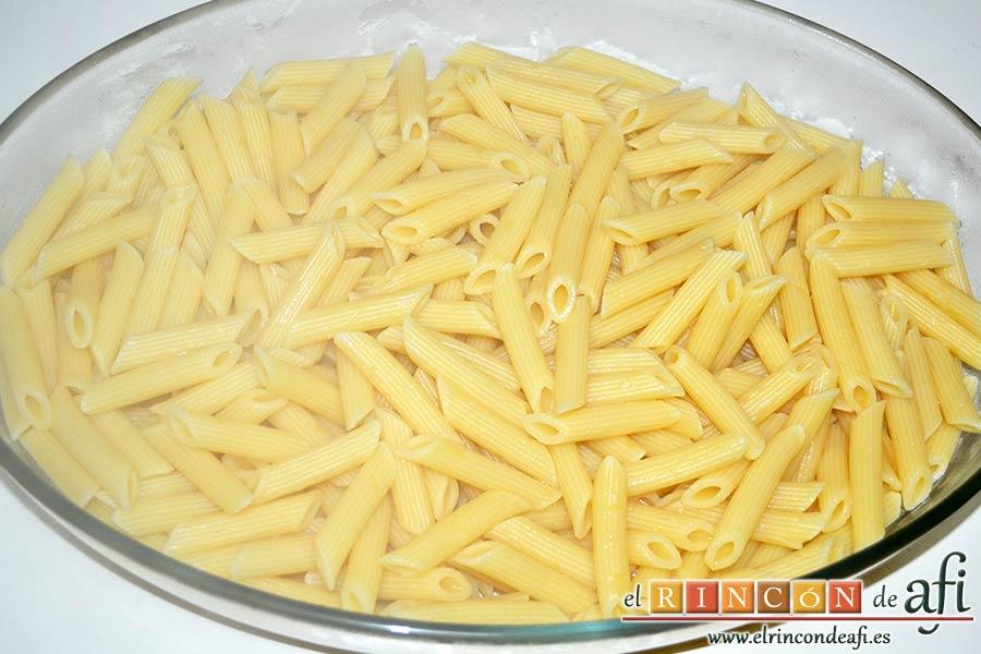 Macarrones del Cardenal, poner la pasta en una fuente de horno