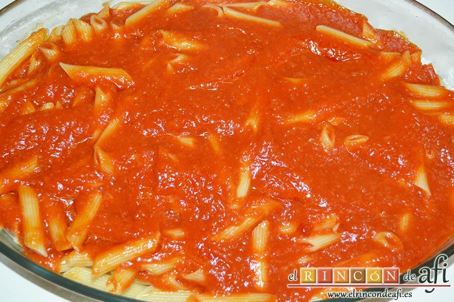 Macarrones del Cardenal, volcar sobre la pasta la fritura