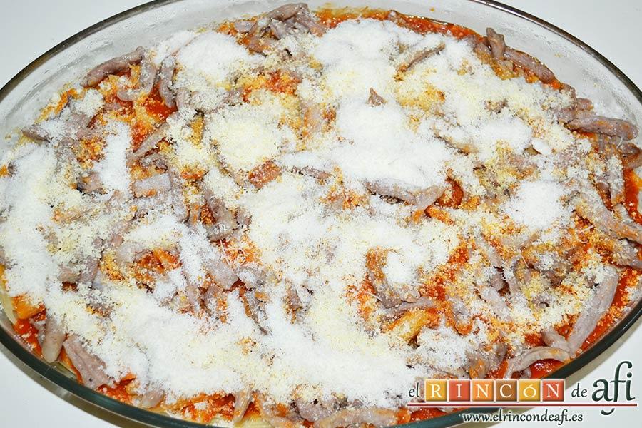 Macarrones del Cardenal, espolvorear con queso parmesano rallado