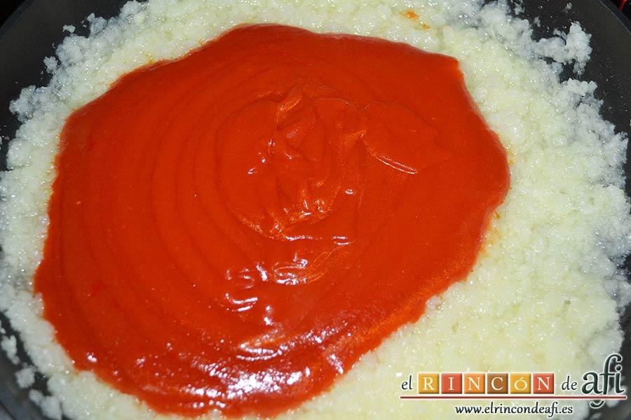 Macarrones del Cardenal, añadir el tomate triturado