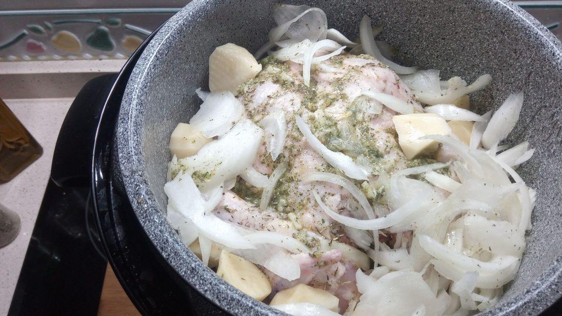 Patatas y cebolla para el pollo en la olla GM