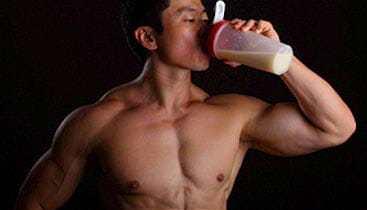 hombre tomando creatina con un batido