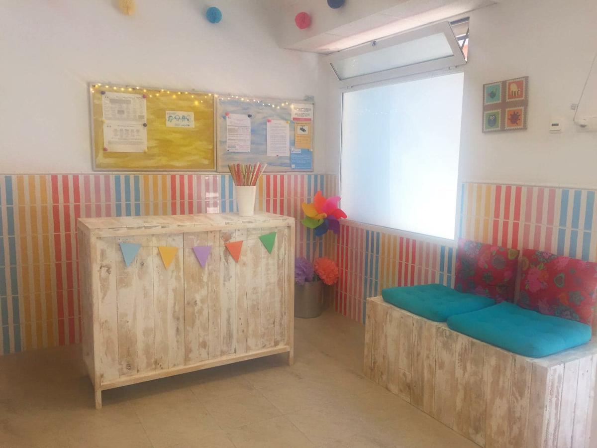 mostrador y banco con palets