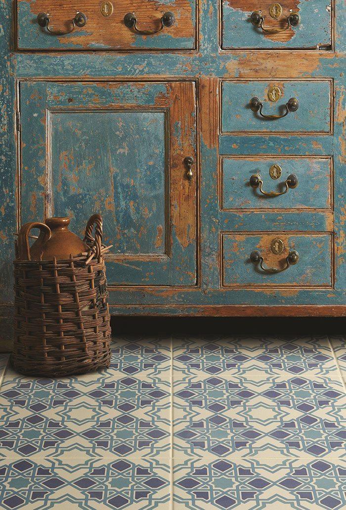 como decorar con azulejos en azul y blanco Original Style suelo campero
