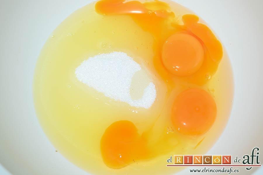 Coca de llanda, poner en un bol grande los huevos con el azúcar