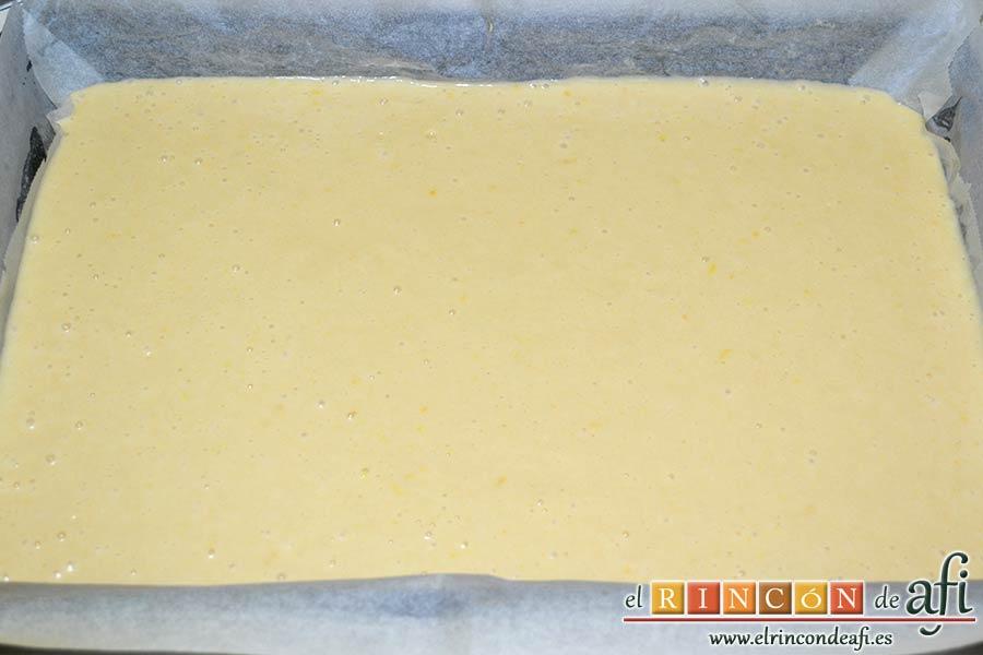 Coca de llanda, verter la mezcla