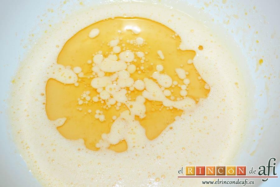 Coca de llanda, añadir el aceite de girasol y la leche
