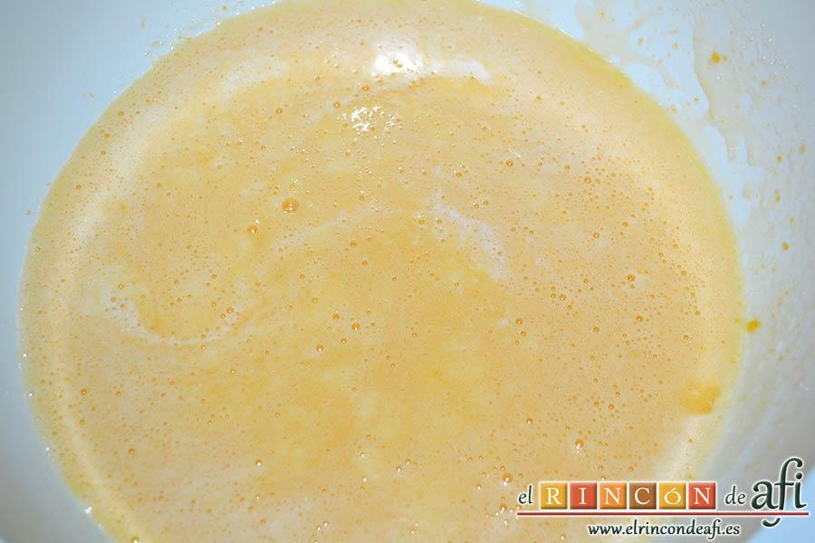 Coca de llanda, no dejar de batir hasta que estén bien mezclados