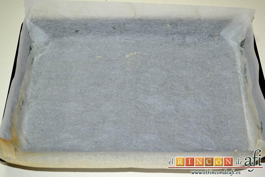 Coca de llanda, forrar un molde con papel de hornear y mantequilla