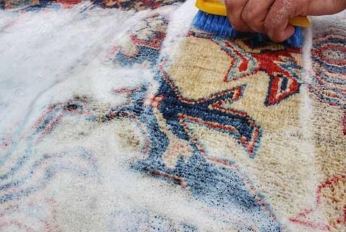 limpiar alfombra a mano con agua