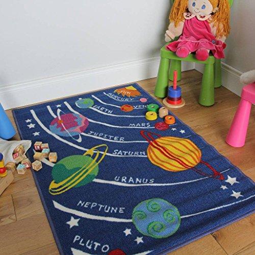 The Rug House Divertida alfombra de juego para niños para habitaciones de niños y niñas antideslizante y lavable con figuras astronómica planetas, estrellas y espacio 80cm x 120cm (2ft 7" x 3ft 11")