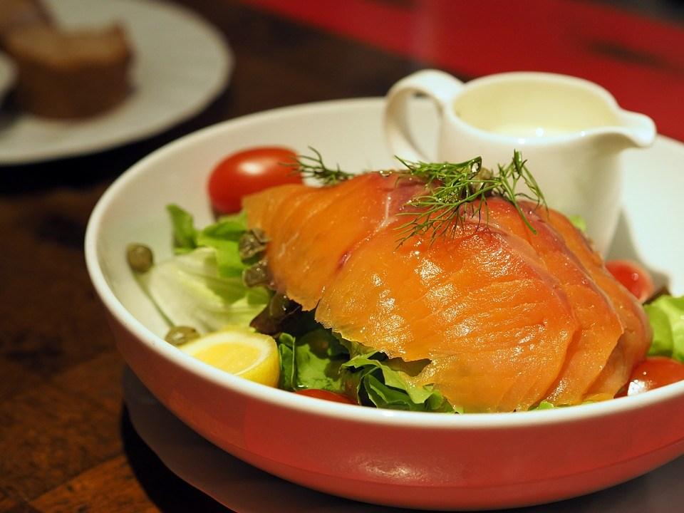 salmón ahumado tiene 760 UI de vitamina d
