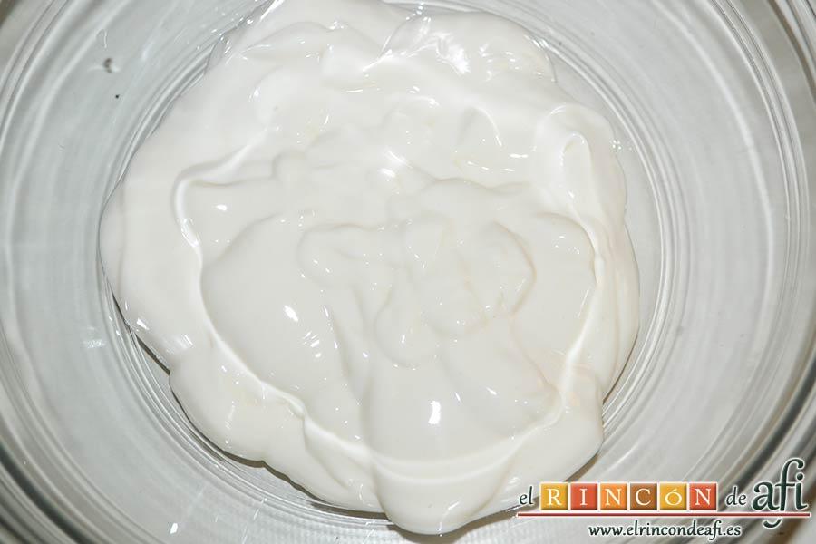 Croque cake de jamón y queso, preparar una bechamel ligera y ponerla en un bol