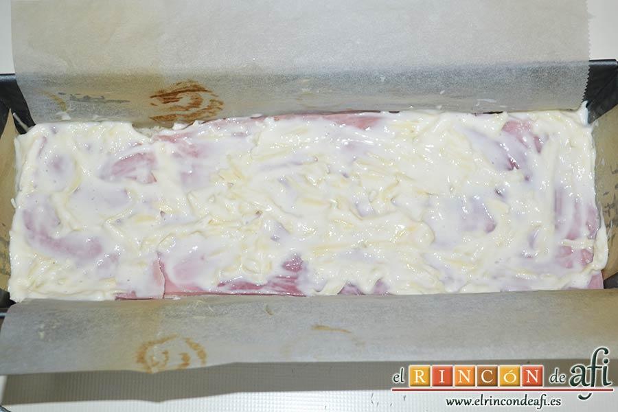 Croque cake de jamón y queso, otra capa de bechamel con queso