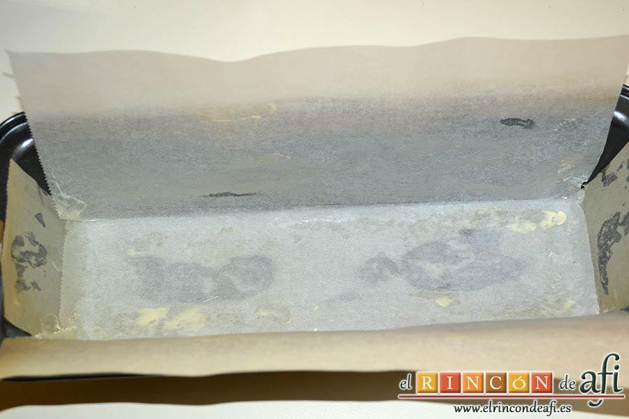 Croque cake de jamón y queso, engrasar el molde y forrarlo de papel de horno