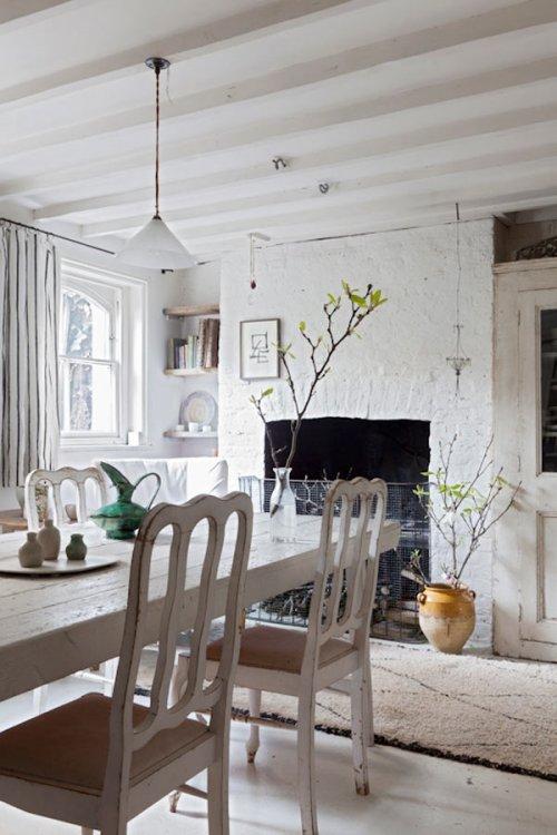 Una encantadora casa en blanco vintage