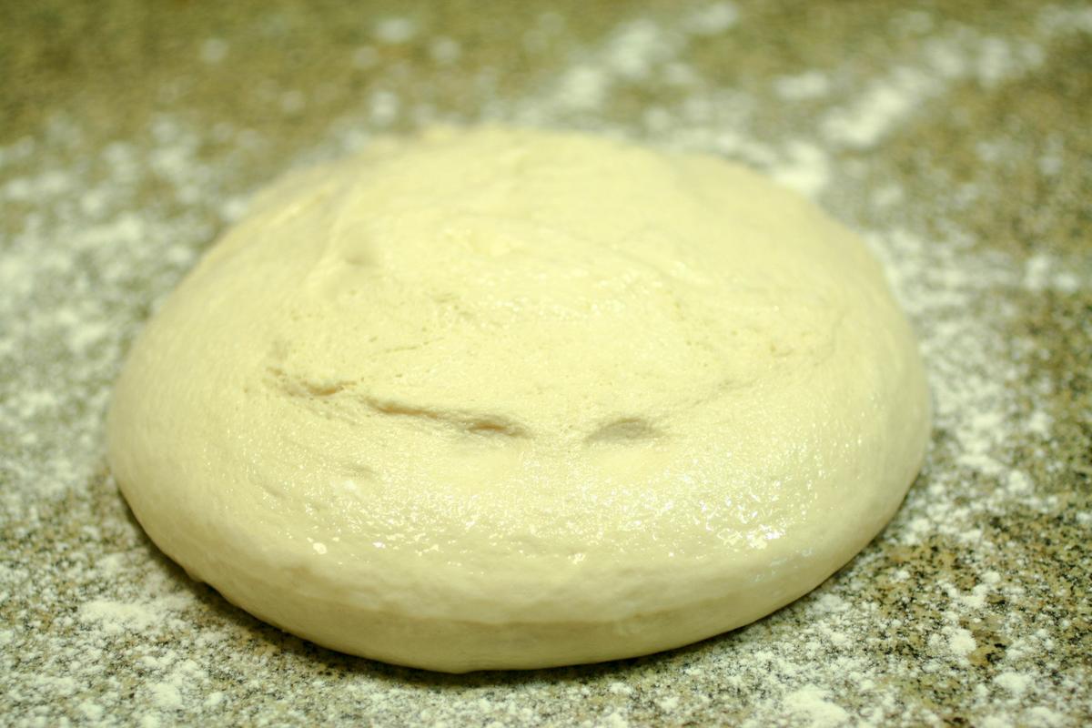 masa sobre mesada enharinada