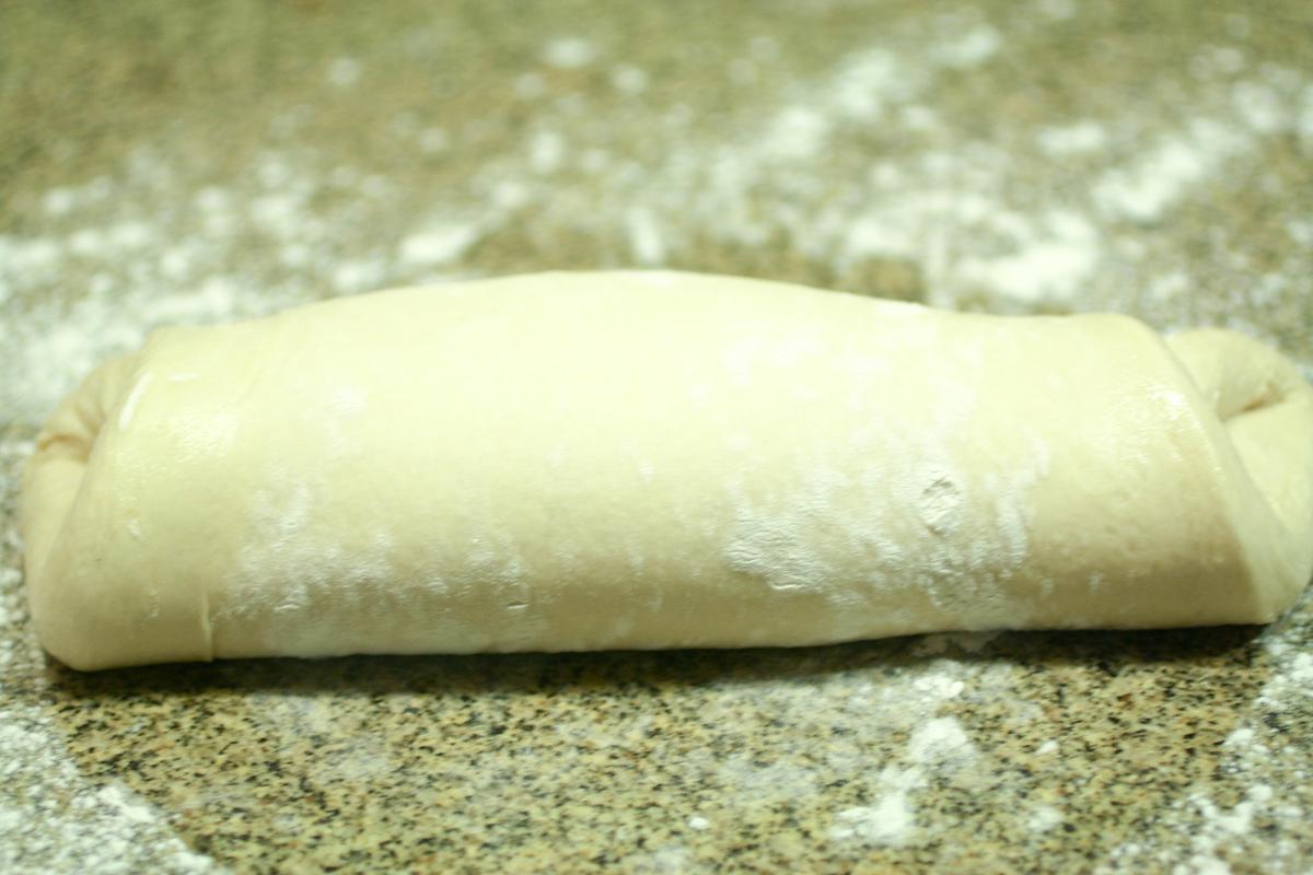 masa en forma de rollo sobre mesada