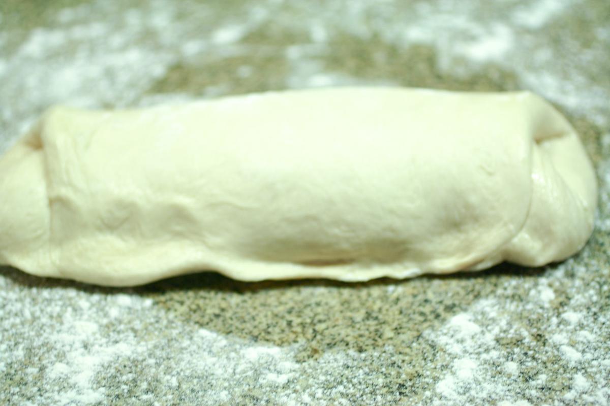 masa enrollada y pinchada para hacer pan