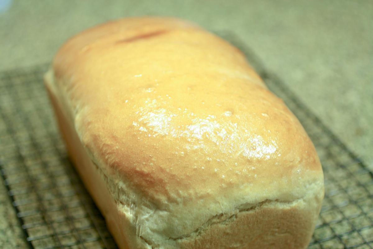 Pan en molde enfriando sobre rejilla