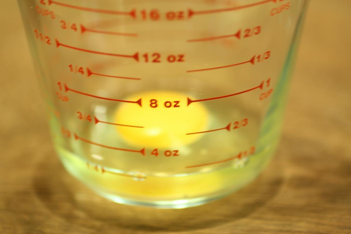 huevo adentro de un vaso de vidrio