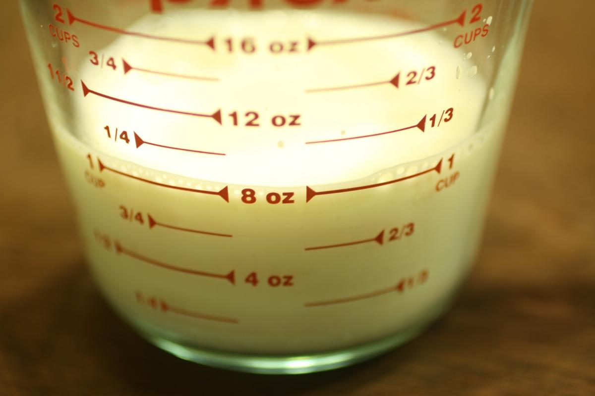 liquido para hacer pan en un vaso de vidrio