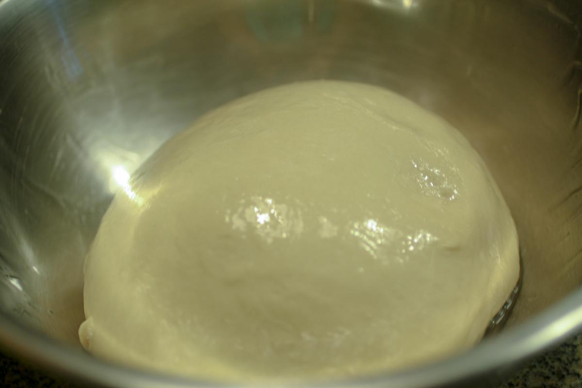 masa en un bol cubierta con aceite