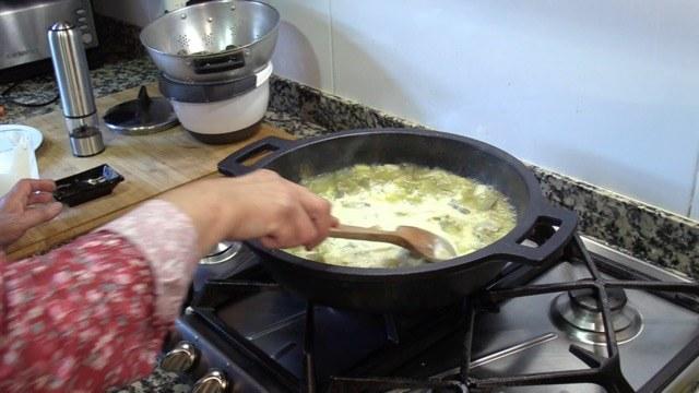 Removemos la salsa crema con las alcachofas