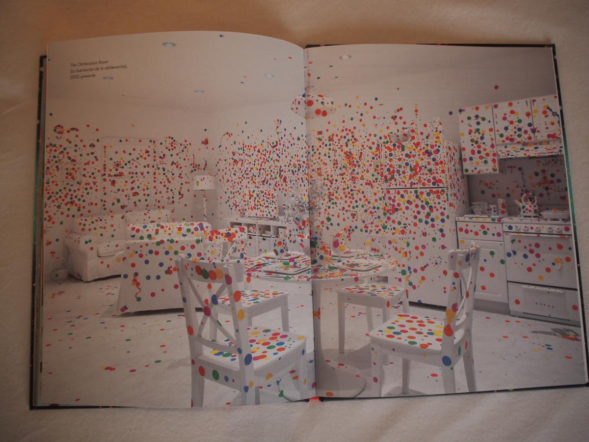 La habitaciń de la obliteración en una foto del libro. Mobiliario blanco con pegatinas de puntos de colores pegadas