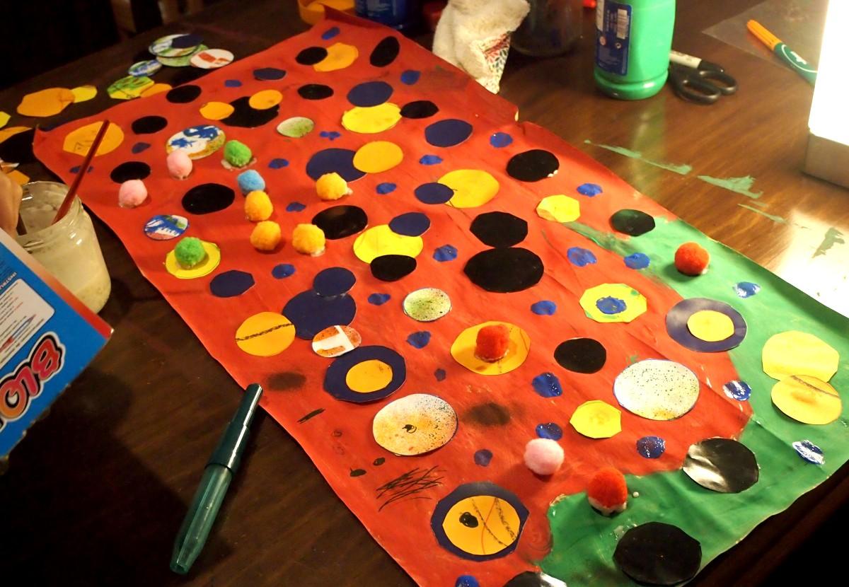 Foto del college que hicimos de puntos y colores con pompones