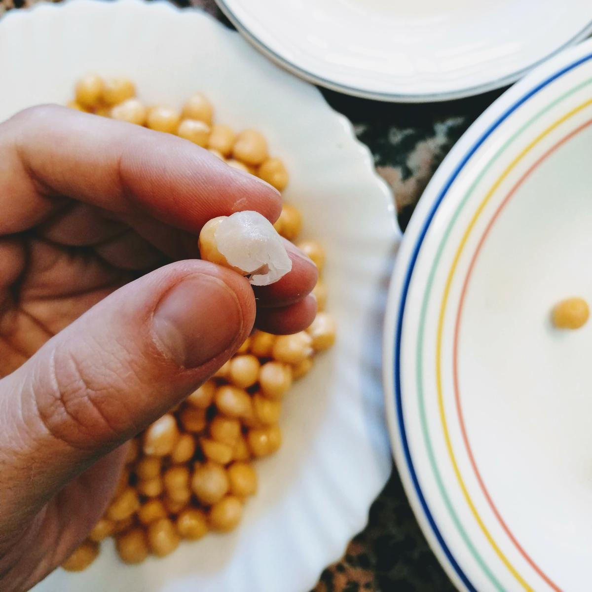 pelando los garbanzos